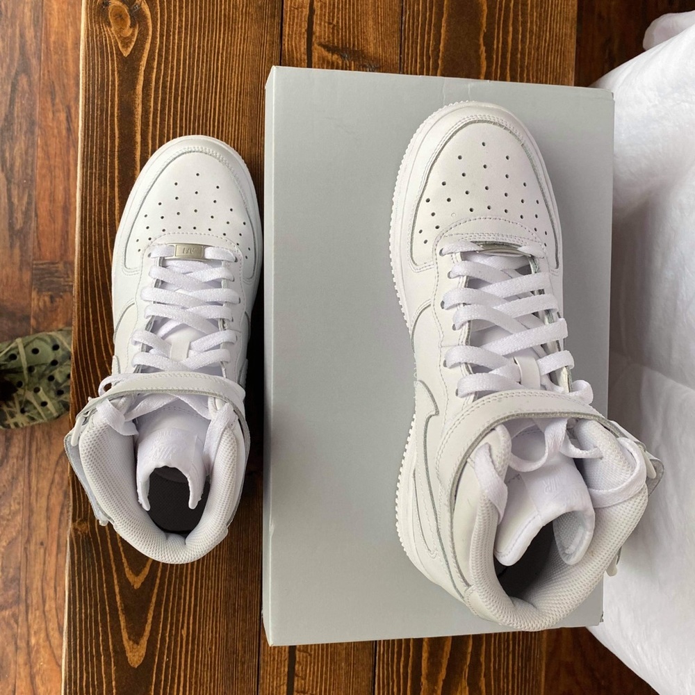 Air Force 1 Mid '06
Size 7y
Only worn once. 
Very good condition. 
$75